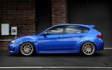Синий Subaru Impreza